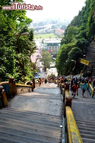 Immagine Dalla scalinata che conduce alle Batu Caves, in corrispondenza del gradino numero 204 parte un sentiero che si inoltra fino alla Dark Cave, una grotta visitabile a pagamento con una guida autorizzata.