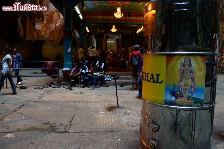 Immagine Nel santuario delle Batu Caves, visitabile gratuitamente ogni giorno dalle 7 alle 18, è possibile per quanti lo desiderassero fare offerte in denaro da depositare all'interno di questi contenitori di metallo.