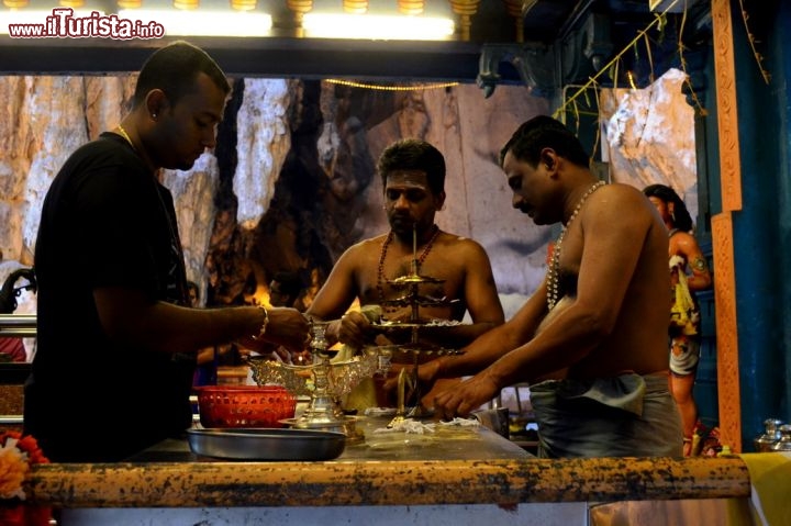 Immagine È molto affascinante assistere alla preparazione dei riti induisti. Questi uomini sono rimasti a lungo intenti nella preparazione meticolosa delle offerte alle divinità nel tempio delle Batu Caves.