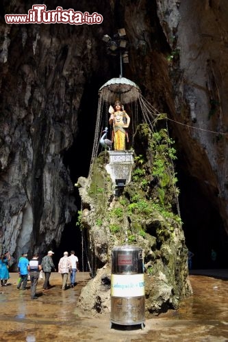 Immagine All'estremità superiore della scalinata che conduce all'ingresso delle Batu Caves si trova questa piccola statua, sulla quale dall'alto cade l'umidità accumulata dalla pioggia che si riversa sulla montagna.