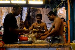 È molto affascinante assistere alla preparazione dei riti induisti. Questi uomini sono rimasti a lungo intenti nella preparazione meticolosa delle offerte alle divinità nel tempio ...