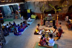 Tempio delle Batu Caves, Malesia: all'interno delle grotte esistono diversi templi induisti nei quali si svolgono ogni giorni riti legati a questa religione. Per i turisti è possibile ...