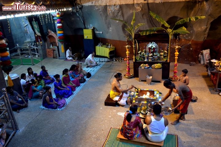Immagine Tempio delle Batu Caves, Malesia: all'interno delle grotte esistono diversi templi induisti nei quali si svolgono ogni giorni riti legati a questa religione. Per i turisti è possibile assistere alle celebrazioni.