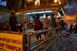 L'affollamento dei templi all'interno delle Batu Caves dipende anche dagli orari di visita in relazione alle funzioni religiose. Nonostante sia un santuario induista, le grotte sono ...
