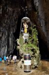 All'estremità superiore della scalinata che conduce all'ingresso delle Batu Caves si trova questa piccola statua, sulla quale dall'alto cade l'umidità accumulata ...