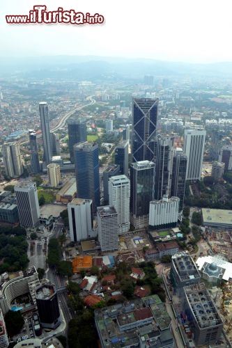 Immagine La skyline di Kuala Lumpur vista da 370 metri d'altezza, presso l'86° piano delle Petronas Twin Towers, non sembra affatto così maestosa come invece è vedendola dal basso.
