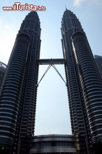 Immagine Le torri gemelle di Kuala Lumpur – comunemente conosciuta come “KL” – riescono a stento ad entrare per intero in una fotografia, vista la loro enorme mole.