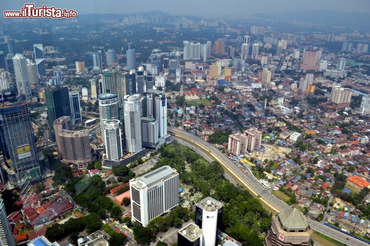 Immagine Il panorama dall'alto delle Twin Towers di Kuala Lumpur è semplicemente straordinario. Oltre alla zona del centro, si possono scorgere anche i sobborghi della periferia e, con l'aiuto della mappa, si può provare a riconoscere quanti più luoghi possibili.