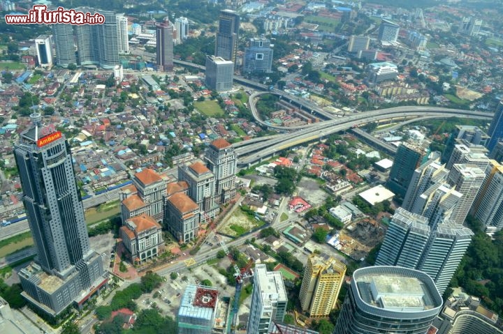 Immagine Osservare il panorama dall'86° piano delle Petronas Twin Towers è come guardarlo dal finestrino di un aereo. Da 370 metri d'altezza le auto sulle strade non sono altro che piccoli puntini in movimento.