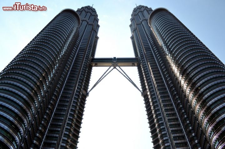 Immagine All'interno delle Twin Towers ha sede la Petronas, la compagnia petrolifera nazionale della Malesia, vero motore dell'economia del paese asiatico, ma anche un teatro, una biblioteca e l'Orchestra Filarmonica Malese.