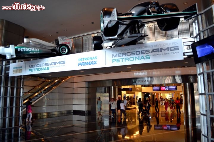 Immagine Nell'atrio d'ingresso delle Petronas Twin Towers campeggiano con un certo orgoglio due vetture Mercedes di Formula Uno, ovviamente sponsorizzate dalla compagnia petrolifera malese.