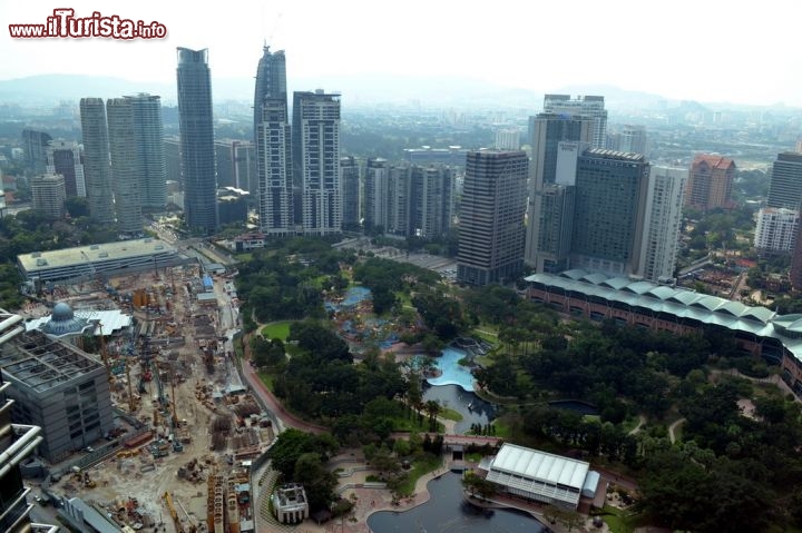 Immagine Dallo skybridge che collega le due torri gemelle di Kuala Lumpur si può ammirare una prima parte del panorama sulla città, come ad esempio quello sul sottostante parco cittadino.