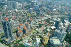 Osservare il panorama dall'86° piano delle Petronas Twin Towers è come guardarlo dal finestrino di un aereo. Da 370 metri d'altezza le auto sulle strade non sono altro che ...