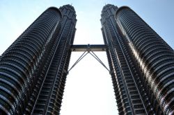 All'interno delle Twin Towers ha sede la Petronas, la compagnia petrolifera nazionale della Malesia, vero motore dell'economia del paese asiatico, ma anche un teatro, una biblioteca ...