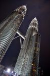 Di notte l'effetto dell'illuminazione delle Petronas Twin Towers è stupefacente; questi due colossi si slanciano verso il cielo con la loro inconfondibile sagoma e sembrano come ...