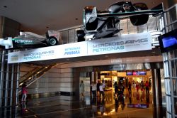 Nell'atrio d'ingresso delle Petronas Twin Towers campeggiano con un certo orgoglio due vetture Mercedes di Formula Uno, ovviamente sponsorizzate dalla compagnia petrolifera malese.