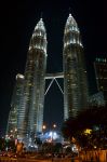 Sono molte le attrazioni di Kuala Lumpur, ma la vista notturna delle Petronas Towers illuminate è una di quelle cose che da sole valgono già il viaggio in un paese tanto lontano ...