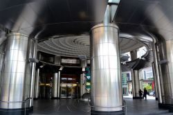 Le Petronas Twin Towers sono costruite in acciaio inossidabile e vetro laminato. L'inaugurazione delle torri è avvenuta nel 1998 sul progetto dell'architetto argentino César ...