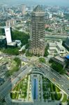 Dallo skybridge posto al 41° piano delle Petronas Twin Towers si può ammirare perfettamente l'edificio della Public Bank che sorge proprio sul lato opposto della strada rispetto ...