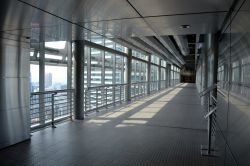 Lo skybridge delle Petronas Twin Towers si trova al quarantunesimo piano a 170 metri dal suolo, ed unisce le due torri simbolo di Kuala Lumpur. La visita è effettuabile tutti i giorni ...