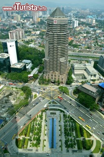 Immagine Dallo skybridge posto al 41° piano delle Petronas Twin Towers si può ammirare perfettamente l'edificio della Public Bank che sorge proprio sul lato opposto della strada rispetto alle torri gemelle.