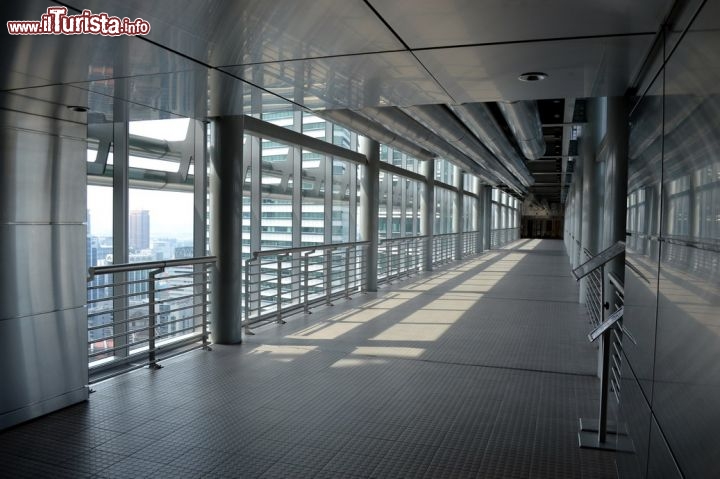 Immagine Lo skybridge delle Petronas Twin Towers si trova al quarantunesimo piano a 170 metri dal suolo, ed unisce le due torri simbolo di Kuala Lumpur. La visita è effettuabile tutti i giorni dal martedì alla domenica.