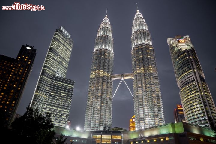 Immagine Le Twin Towers di Kuala Lumpur sembrano due ologrammi nella notte della capitale malese. Sembra una foto ritoccata al computer, ma è tale e quale a come l'abbiamo scattata durante il nostro viaggio in Malesia.