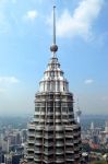 Le Petronas Twin Towers di Kuala Lumpur misurano, alla punta del pinnacolo, ben 452 metri. Sono in tutto 88 i piani delle torri, e l'observation deck è situato all'86°. È ...