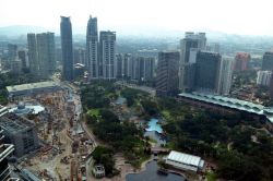 Dallo skybridge che collega le due torri gemelle di Kuala Lumpur si può ammirare una prima parte del panorama sulla città, come ad esempio quello sul sottostante parco cittadino. ...