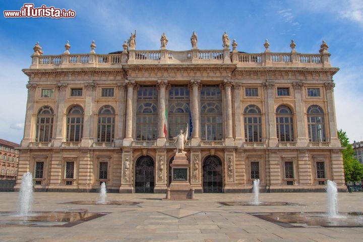 Immagine La facciata monumentale di Palazzo Madama a Torino, magnifica opera architettonica dello Juvarra - © Claudio Divizia / Shutterstock.com