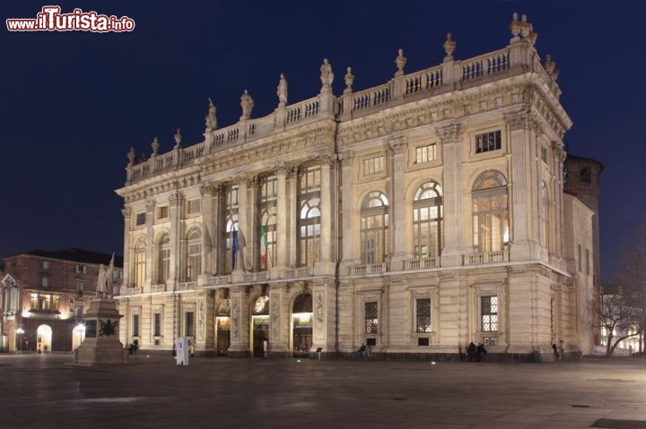 Immagine Piazza Castello di notte con l'elegante facciata di Palazzo Madama: siamo nel cuore di Torino - © Lilyana Vynogradova / Shutterstock.com