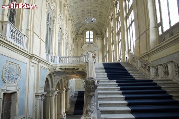 Immagine Una legante scala barocca all'interno di Palazzo Madama, la residenza che si trova in Piazza Castello a Torino - © Claudio Divizia / Shutterstock.com