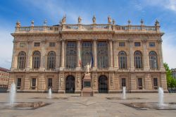 La facciata monumentale di Palazzo Madama a Torino, magnifica opera architettonica dello Juvarra - © Claudio Divizia / Shutterstock.com