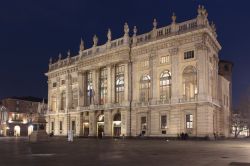 Piazza Castello di notte con l'elegante facciata di Palazzo Madama: siamo nel cuore di Torino - © Lilyana Vynogradova / Shutterstock.com