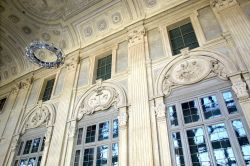 Stucchi in stile barocco in un corridoio interno di Palazzo Madama a Torino - © Claudio Divizia / Shutterstock.com