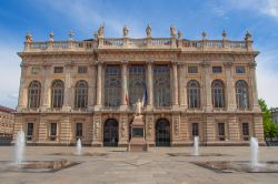 La facciata monumentale di Palazzo Madama a Torino, ...