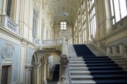 Una legante scala barocca all'interno di Palazzo Madama, la residenza che si trova in Piazza Castello a Torino - © Claudio Divizia / Shutterstock.com