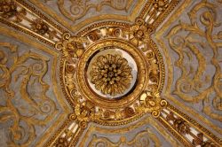 Un dettaglio del soffitto riccamente decorato a Palazzo Madama a Torino. Al suo interno si trova il Museo Civico - © Louis W / Shutterstock.com