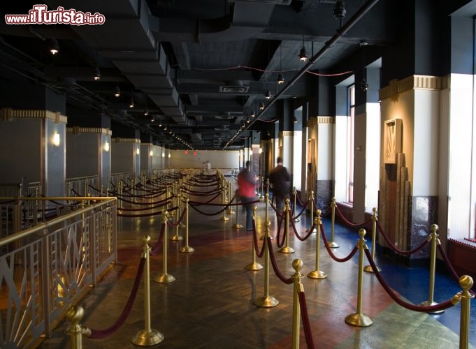 Immagine Ingresso agli ascensori che conducono all'Observation Deck al 102esimo piano dell'Empire State Building. I cordoni servono a delimitare la lunga di persone fila solitamente presente  - © Donald R. Swartz / Shutterstock.com