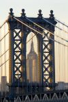 Iconica immagine di New York: L'Empire State Building si staglia attraverso le arcate del Manhattan Bridge  - © Bufflerump / Shutterstock.com