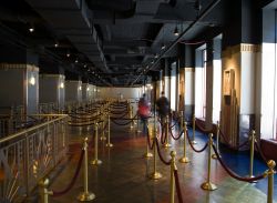 Ingresso agli ascensori che conducono all'Observation Deck al 102esimo piano dell'Empire State Building. I cordoni servono a delimitare la lunga di persone fila solitamente presente ...