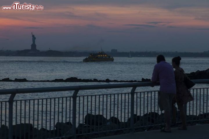 Immagine Vista dal molo Pier44 Red Hook della Statua della Libertà al tramonto New York City - © NYC & Company / Joe Buglewicz