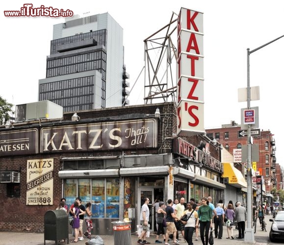 Immagine Il famoso ristorante Katz's Delicatessen famoso per i suoi Pastrami sandwiches - © Stocksnapper / Shutterstock.com