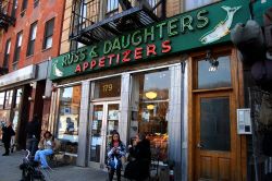 Russ & Daughters il famoso locale si trova in East Houston Street a New York City - © Daniel M. Silva / Shutterstock.com 