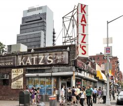 Il famoso ristorante Katz's Delicatessen famoso per i suoi Pastrami sandwiches - © Stocksnapper / Shutterstock.com