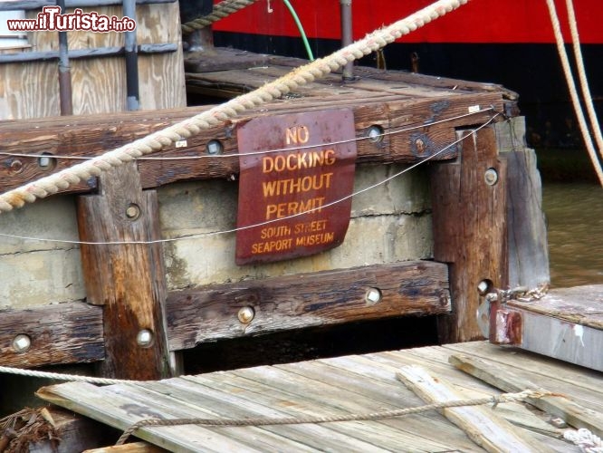 Immagine Targa al South Street Seaport Museum, il vecchio porto di New York City oggi zona turistica che ospita 12 isolati di museo  - © Kenneth Summers / Shutterstock.com