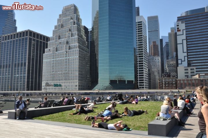 Immagine South Street Seaport a Manhattan. Si trova dove Fulton Street incontra l'East River, è adiacente al Financial Distric - © Ritu Manoj Jethani / Shutterstock.com