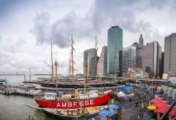 Antichi velieri e nuovi battelli nel vecchio porto di New York - © pisaphotography / Shutterstock.com