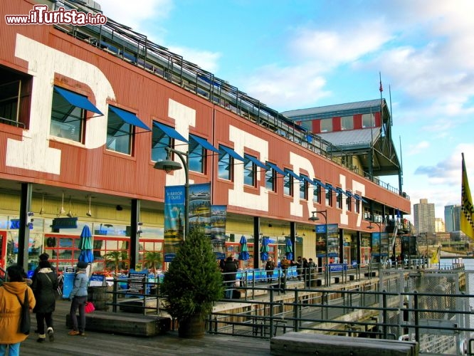 Immagine Iconica immagine di Pier 17 a South Street Seaport, New York City - © Nestor Noci / Shutterstock.com