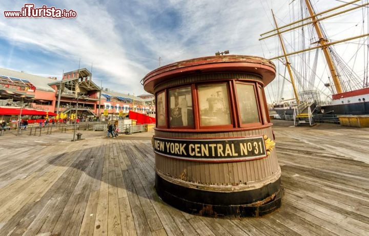 Immagine Il vecchio porto della città di New York. Il molo Pier 17 a South Street Seaport, Lower Manhattan - © CristinaMuraca / Shutterstock.com